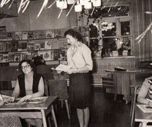 Jēkabpils pilsētas bibliotēka. Stāv bibliotēkas vadītāja Brigita Blite, sēž pa kreisi bibliotekāre Aija Viksna. 1977.gads.