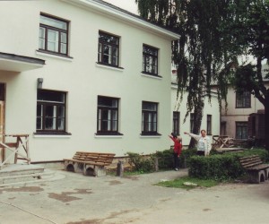 1965. gadā bbliotēka pārceļas uz Oškalna kultūras namu (tagad Jēkabpils Tautas nams) Komjaunatnes (tagad Vecpilsētas) laukumā 3.