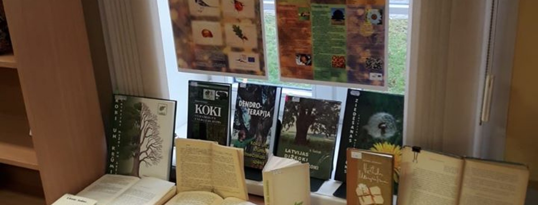 Literatūras izstāde “Latvijas nacionālie dabas simboli.”