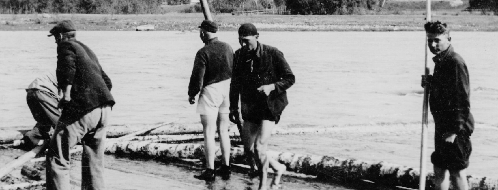 Fotocikls “Objektīvā vēsture. Daugava”. Vienas fotogrāfijas izstāde “Daugavas plostnieki”