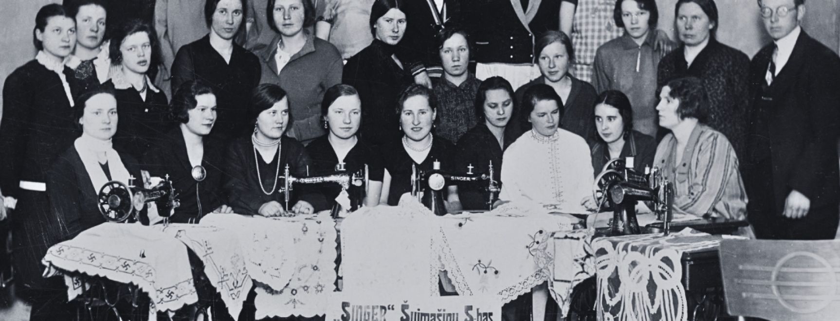Vienas fotogrāfijas izstāde “Šūšanas kursu dalībnieces”