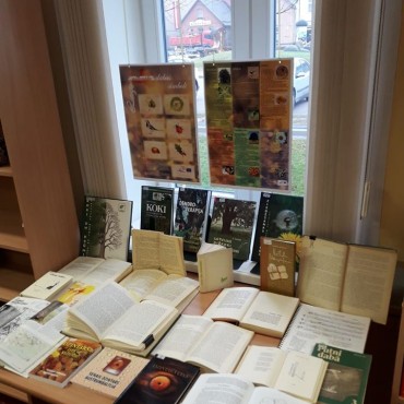 Literatūras izstāde “Latvijas nacionālie dabas simboli.”